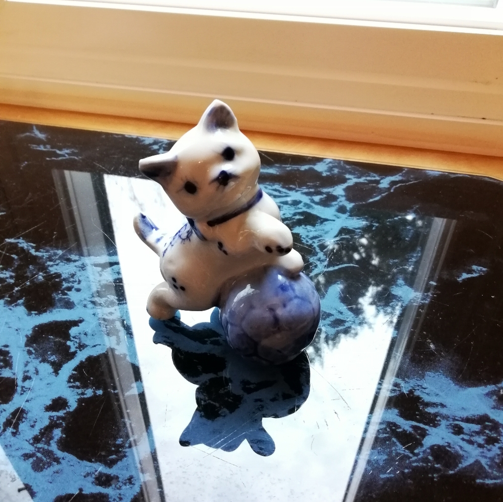 Vintage Porceline Kitten With Ball